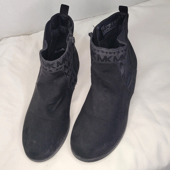 Michael Kors Flat Black Suede Short/Ankle Boot sz 4 - Picture 2 of 12